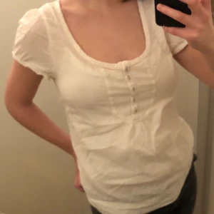 Vit blus🤍✨ - Jättefin vit, äggskal färgad blus. Går att ha en långärmad tröja under när det är kallt, passar jättebra med en kjol på sommaren. 