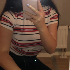 T-shirt  - Randig T-shirt från Bik Bok. Storlek S på lappen men passar även M Skicka ett DM eller skriv i kommentarsfältet 🌸