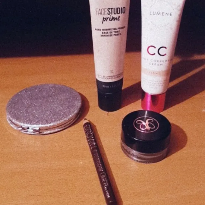 Lumene CC cream. Facestudioprime pore minimizing primer 👍🏼 And ofc Anastasia beverly hills dipbrow pomade 
