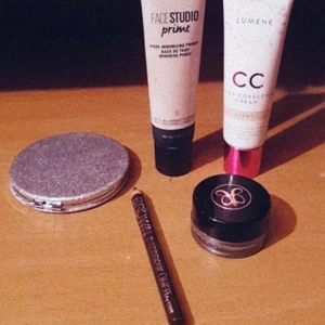Makeup mirror and more. - Lumene CC cream. Facestudioprime pore minimizing primer 👍🏼 And ofc Anastasia beverly hills dipbrow pomade "medium brown". And an eyebrow liner brown❣ If intressted text me they are are super great! Priser som vanligt beror på vad man vill ha 😁
