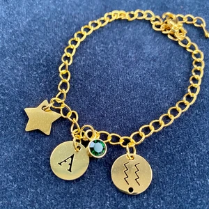 Eget berlockarmband - Designa ditt egna berlockarmband genom att välja vilka berlocker du vill ha med. Det finns 7 olika att välja mellan och priset kan variera beroende på antalet. Välj mellan annanas, nyckel, lås, stjärna, grön sten, bokstav och stjärntecken. Skriv vid frågor! Frakt ingår i priset💕