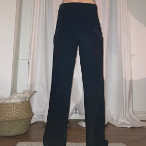 svarta raka byxor! - svarta raka byxor från bikbok! bra skick! jag är 165cm🖤💗