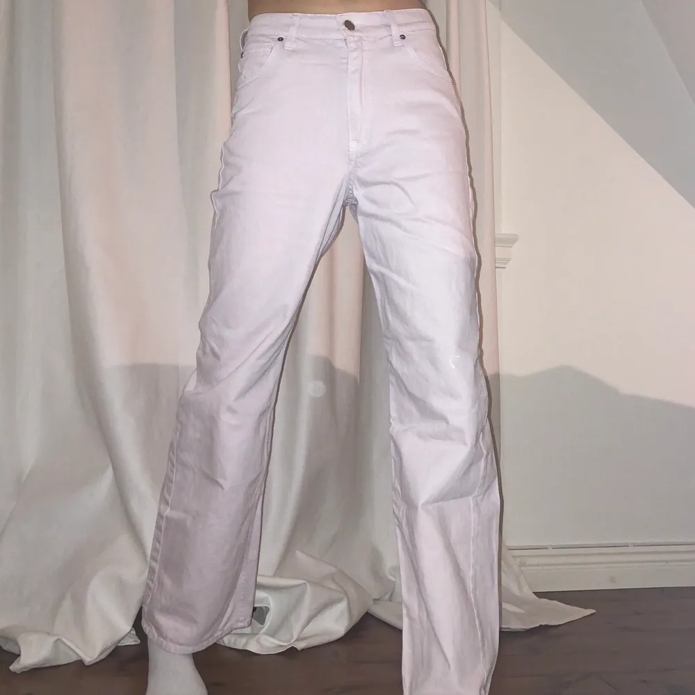 ljusrosa jeans! bra skick! jag är 165cm💗. Jeans & Byxor.