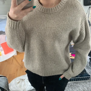 Stickad tröja  - Jättefin Beigeaktig stickad tröja från HM. Skicket det man på andra tröjan, lite nopprig. Den sticks inte 