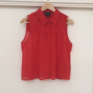  - Ljuvlig transparent blus i perfekt skick.
Märke:Monki
Storlek S
