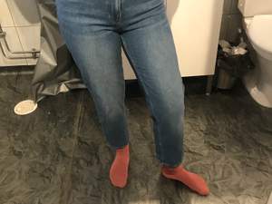 Säljer dessa super snygga Jeans från Lindex. storlek 38 men passar även 36 beroende på hur man vill att de ska sitta. Jag är 167. 