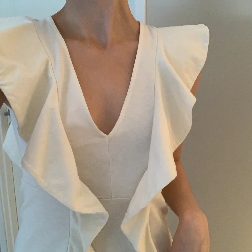 Vit klänning med volanger från H&M, öppen rygg, storlek 36, en riktig sommardröm!. Klänningar.