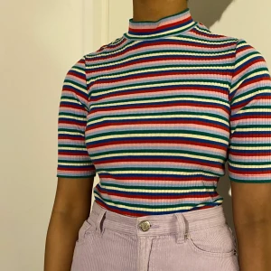 Randig topp - Randig halvpolo/turtleneck topp från Monki i olika färger. Använd få gånger, inga defekter. (Kan skicka närmare bilder om så önskas). Vid flera intresserade blir det budgivning. Köpare står för frakt 🌈