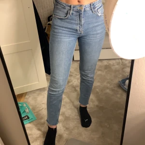 Blåa jeans  - Snygga jeans från zara i bra skick! Frakt tillkommer kan mötas beroende på vart💞