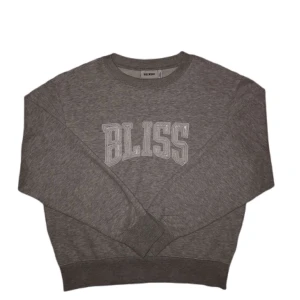 Weekday sweatshirt - Skitsnygg sweatshirt som säljs pågrund av att jag aldrig använder den. Väldigt bra Cond o har inte använt den jättemycket. 