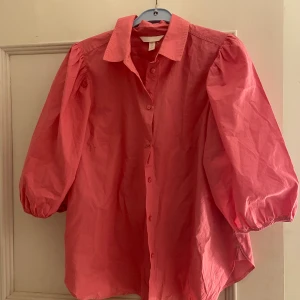 Blus med puffärm💖💖 - Jättesöt blus, helt oanvänd