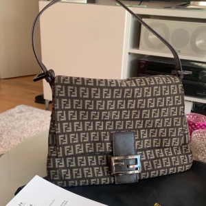 Fendi Baguette Mamma - Säljer min fina Fendi Baguette Mamma väska köpt på The Vintage Bar förra året för ca 7300kr. Väskan är i toppenskick och har inga slitage eller missfärgningar. Dustbag, äkthetsintyg och kvitto finns. Väskan finns i Göteborg men kan fraktas spårbart då köparen står för frakt. Skriv till mig så kan jag skicka fler bilder 💖💖
