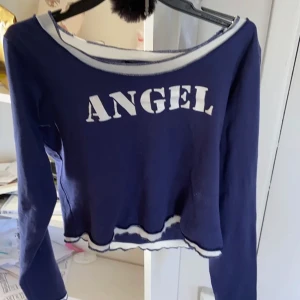 Topp från Dollskill💙 - Lägger ut annonsen igen, jättesöt topp från dollskill i strl M men väldigt liten i storleken så skulle mer säga Xs, buda från 100 kr i kommentarerna❤️