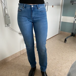 Diesel Jeans - Säljer ett par Diesel jeans som tillhör min mamma. Dom är i princip nya, de är enbart använda en gång. Så är precis som nya. Säljer de pga att dom var förstora för henne. Sitter bra i rumpan. Är i längd 34 och bredd 29 och är i modellen d-roisin. Riktigt snygga för övrigt och köptes för 800kr, säljer dom för 600kr nu. Vid snabb affär så ingår frakten. 