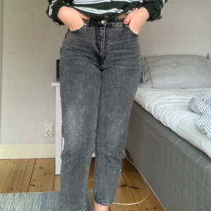 Gråa jeans från Monki - Jättefina, sparsamt använda jeans från Monki, modellen Taiki. Passar superbra på mig som har S/M i jeans. Säljer p.g.a. att jag tycker att de är lite korta i benen på mig. Skulle nog sitta jättefint på en som är lite kortare än mig, jag är 166 cm. Köparen står för frakten som är 62 kr. Buda gärna i kommentarerna☺️☺️