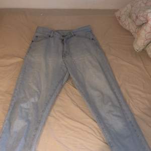 Super snygga jeans från dr denim, dem sitter jättebra på och är en fin färg. Vida ner till. Storlek 26/30, Frakt 66kr