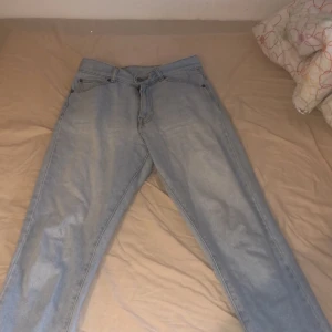De denim jeans - Super snygga jeans från dr denim, dem sitter jättebra på och är en fin färg. Vida ner till. Storlek 26/30, Frakt 66kr