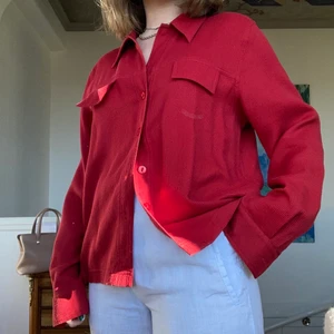 Röd Tygskjorta - Jättefin röd tygskjorta köpt secondhand men i fint skick! Sitter ganska oversized på mig som är en storlek S. Köparen står för frakt!