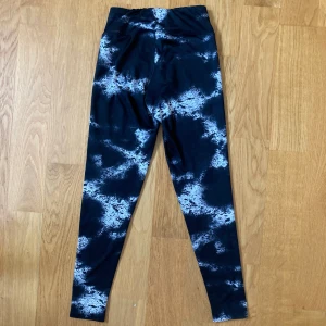 Träningstights i storlek 34  - Svarta träningstights med mönster från SOC. Hög midja, hellånga ben och väldigt sköna och stretchiga! Inte mycket använda, i fint skick 💕