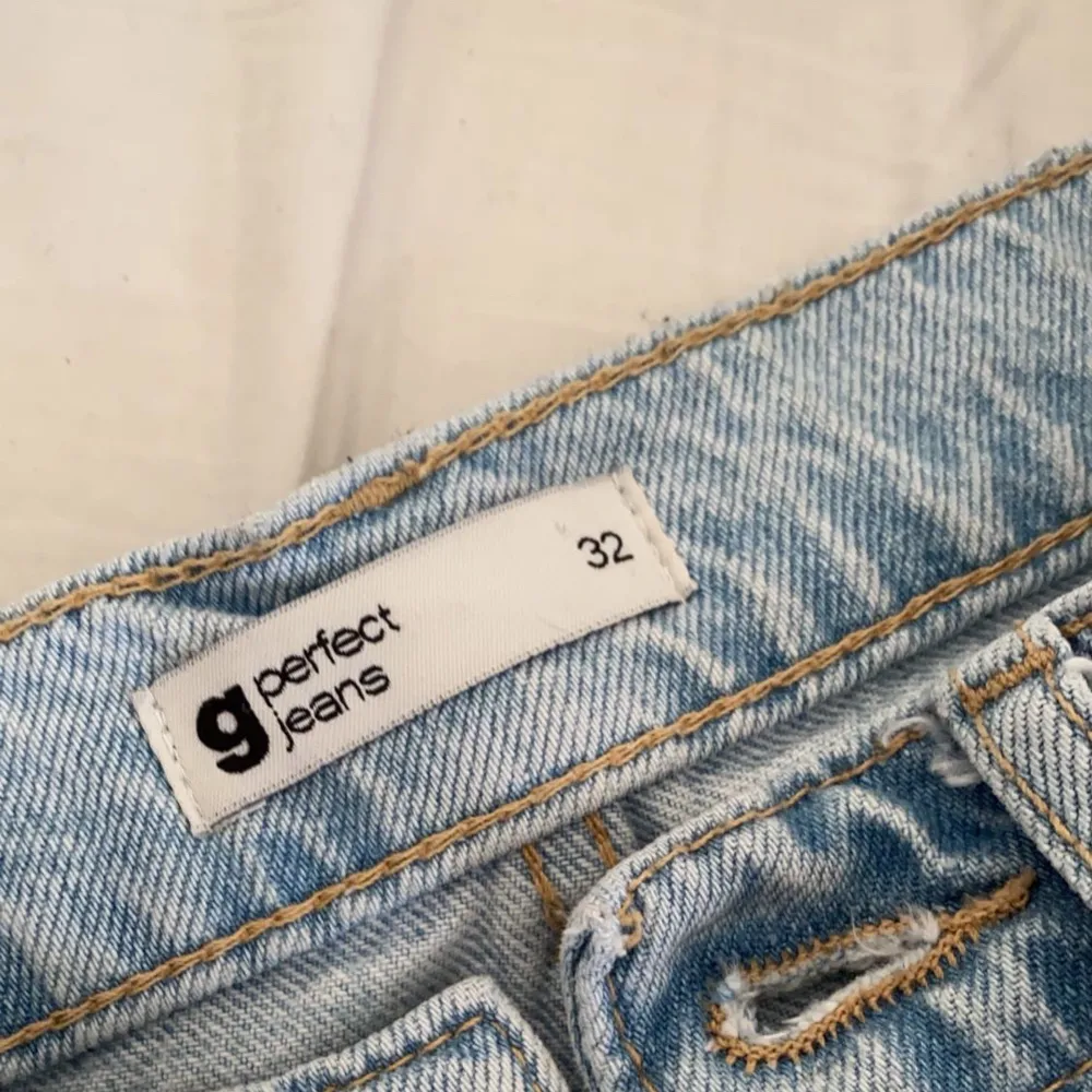 Säljer mina superfina mom jeans som jag har köpt på Gina Tricot, har använt jeansen 2 ggr så dom är som nya och det är inga hål eller fläckar på dem. Passar dig som är 165 cm och kortare! Köparen står för frakt😇. Jeans & Byxor.