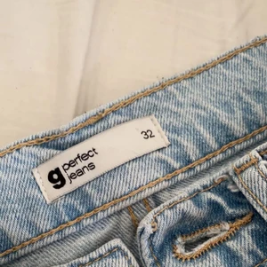 90s high waist jeans petite  - Säljer mina superfina mom jeans som jag har köpt på Gina Tricot, har använt jeansen 2 ggr så dom är som nya och det är inga hål eller fläckar på dem. Passar dig som är 165 cm och kortare! Köparen står för frakt😇