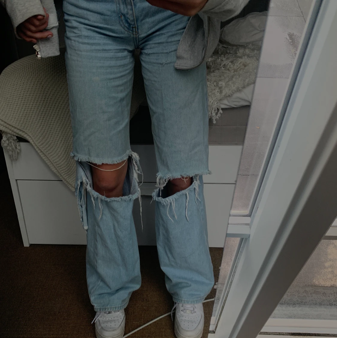 Ljusblåa jeans med hål - 90