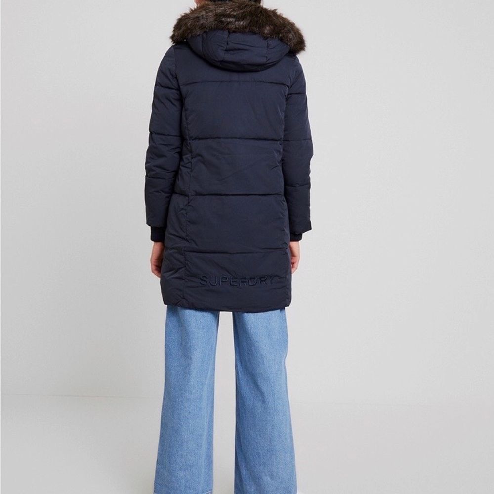 Säljer denna superdry jacka helt oanvänd. Färgen är väldigt mörk blå. Väldigt varm o bra vinter jacka. (Nypris ca. 1899 kr) De är små i storlek. Storleken är XL MEN den passar som en M lite oversize/L!! Gratis frakt eller möts upp i Stockholm/Farsta.. Jackor.