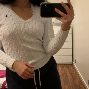Ralph Lauren - Vit ribbstickad tröja frpn Ralph lauren. Den e ganska stretchiga och passar mig som har storleken S/M. Den säljs då den tyvärr inte kommer till användning. Köparen står för frakt💕