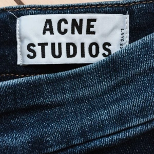  - Acne studios jeans, strechigt tjockt jeanstyg m hög midja. Snygg dragkedja bak, perfekta att ha med kort top eller instoppat. Måttligt använda.
