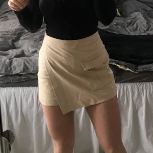 omlottkjol i mocka  - köpt på zara o använd ca 2 gånger. Inbyggda shorts så man ej behöver vara orolig när man har på sig den:)) I en ljusrosa/beige färg i mocka. 