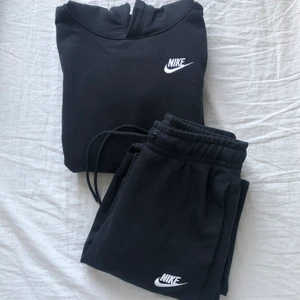 Hoodie & mjukisbyxor sett - Svart sett från Nike🖤 Frakt tillkommer på 100kr!!