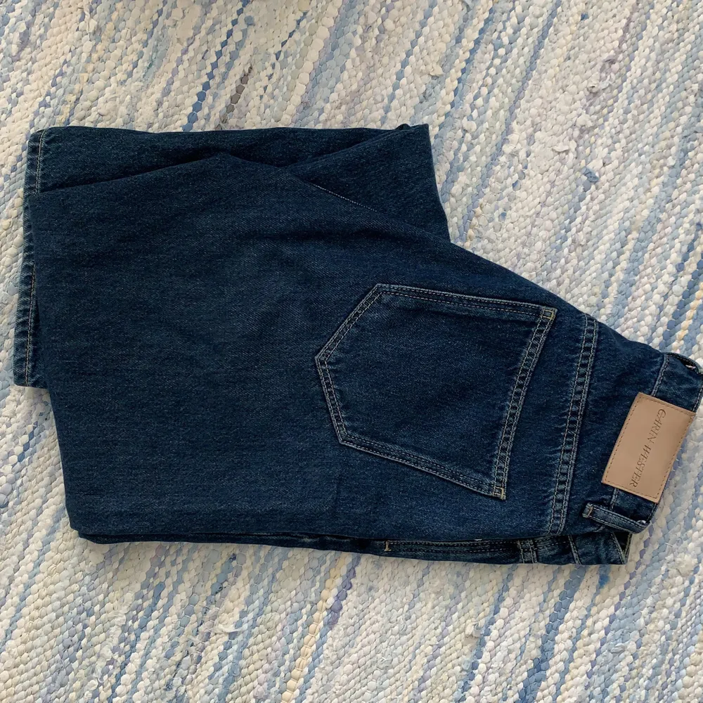 Highwaisted jeans från Carin wester, liknar Weekdays Rowe modell. Finns en fläck på baksidan av ena benet som knappt syns. . Jeans & Byxor.