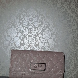 Guess plånbok - Nyligen köpt guees plånbok lätt och enkel att böra runt på.