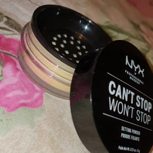 Setting Powder smink - Öppnad för o se färgen, vilket jag inte tyckte passade mej därmed aldrig använd. 