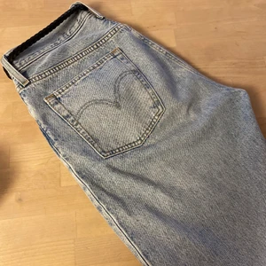 Levis 501 - Fina 501or från Levis i stl W30 L28. Jättefint skick!!! Köpta för ett år sedan ungefär men sparsamt (knappt inte alls) använda på slutet! Kan skickas men då står du som köpare för frakten, alt. att vi delar på den vid snabb affär :)) 