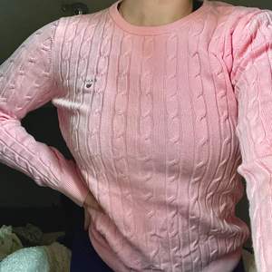 Oanvänd gant tröja, en varm rosa färg