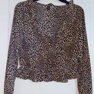 En leopard tröja ifrån hm, väldigt snygg och fina detaljer!🥰