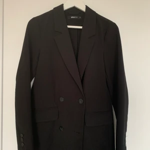 Blazer från GinaTricot - Svart lite längre blazer från Gina Tricot 