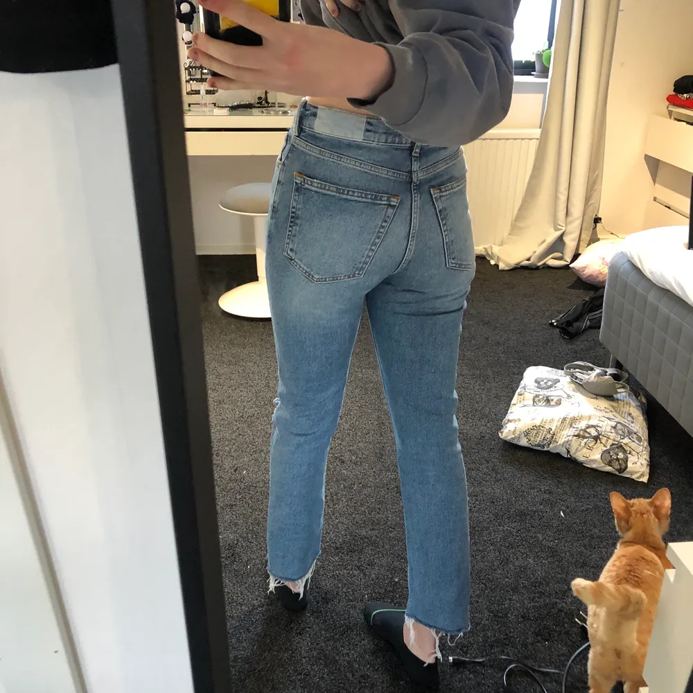 Supersnygga jeans från Karve. Tyvärr är hålet på knät upprivet, men det är inget som man lägger märke till direkt. Säljer pga att de är för korta för mig som är 177cm. Jeans & Byxor.
