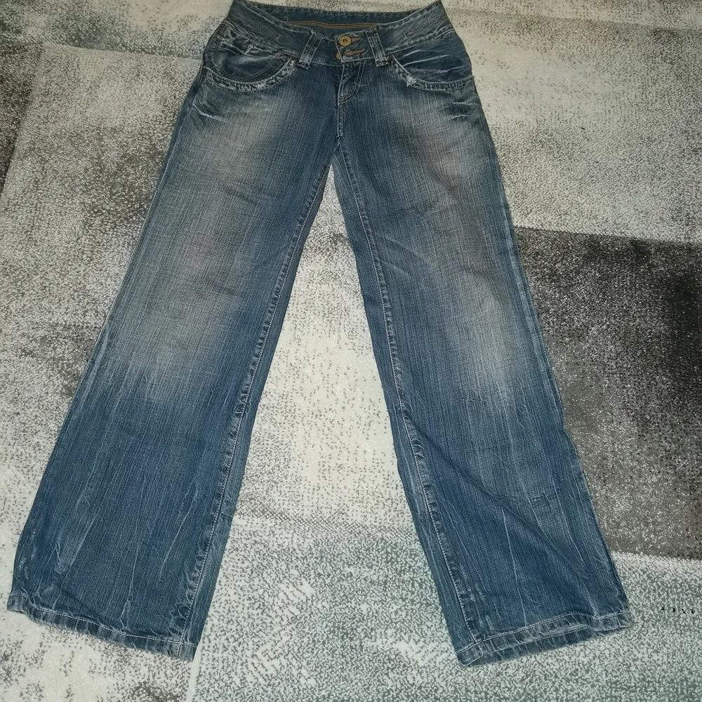 Skitsnygga Pepe Jeans i storlek L, tyvärr alldeles för långa i benen till mig, är 158 cm. Jeansen är i mycket bra skick och kvaliten på dessa är 👌👌 så jag lovat att den som köper dem kommer kunna ha de lääänge 🙏. Jeans & Byxor.