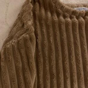 Mysig långärmad  - Mysig långärmad tröja från Zara i storlek S, knappt använd💛