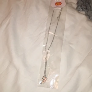 F halsband  - Oanvänt halsband från dollarsore ☺️ frakt 12kr📦