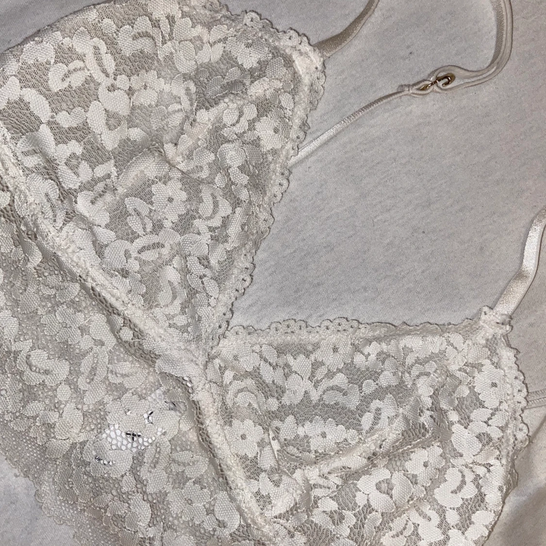 Vit bralette med fina mönster