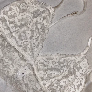 Vit bralette med fina mönster  - Säljer denna sjukt snygga och bekväma bralette från lindex i en lite krämvit färg, den sitter super bra på🤍