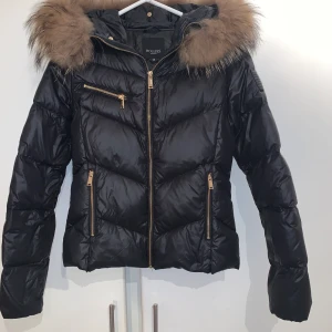 Hollies  - Säljer min superfina Hollies jacka som är köpte förra vintern för 3 998 kr om jag minns rätt ( äkta päls ) säljer den för den inte används längre. Priset kan diskuteras 🥰