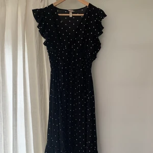 Prickig klänning  - En jättesöt svart klänning med vita prickar från H&M. Den finns även så man kan knyta rosetter vid midjan om man vill att den ska sitta tajtare där. Säljer då jag aldrig använt den, då skicket är super. Köpare står för frakt 📦 