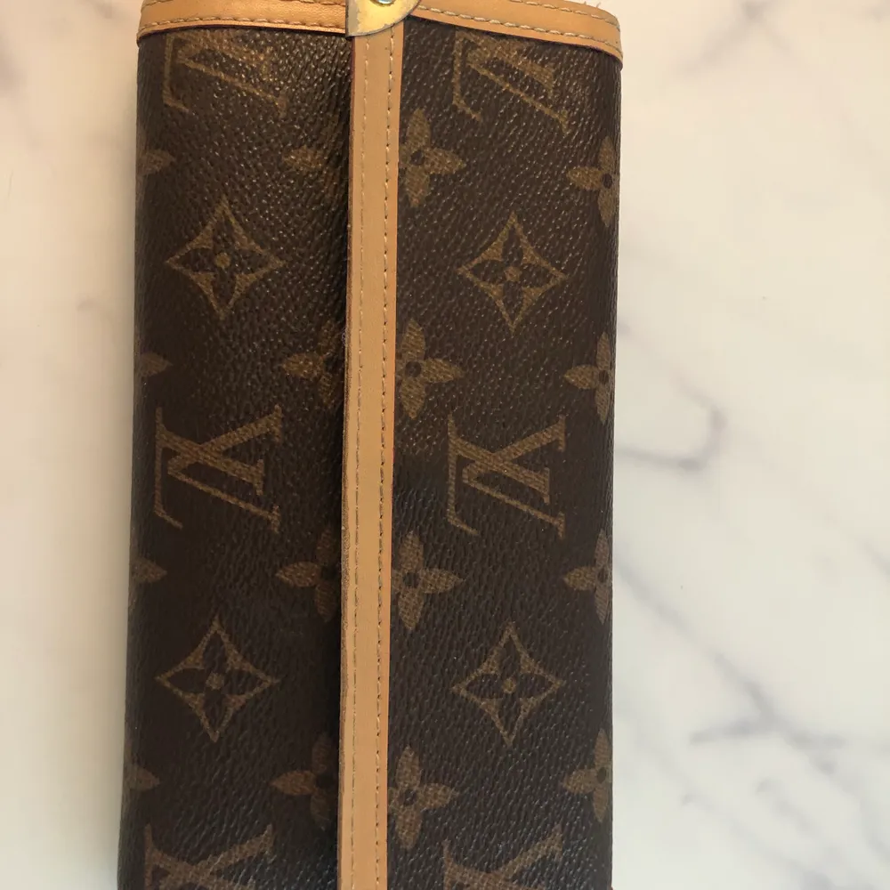 LV wallet, probably not genuine, although it has a code. Signs of wear. Pick up available in Kungsholmen. Please check out my other items!. Accessoarer.