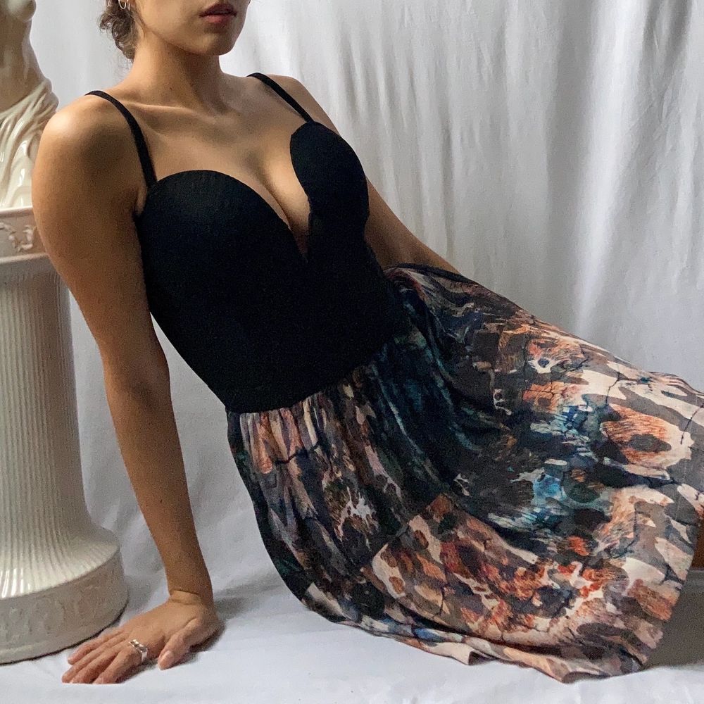 đ WONDERFUL BRIGHT COLORED PAINT PATTERNED SILK SKIRT WITH BLACK ELASTIC WAISTBAND âą SIZE - S / EU 36 âą BRAND - Jascha Stockholm âą MATERIAL - Viscose MY MEASUREMENTS âą Height 161cm / 5'3