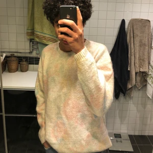 Vintage Tröja - Vintage tröja med glitter och blommor på. Väldigt fint skick, finns inga defekter! Finns ingen storlekslapp, men den sitter som en M-L. Är 180cm och den passar perfekt. Materialet kliar väldigt mycket, men man vänjer sig med tiden. Möts i Malmö och tar Swish. Står ej för frakt eller postens slarv! (: