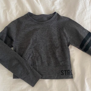 Träningströja från Stronger  - Säljer min långärmade & croppade träningströja från Stronger för att den inte kommer till användning🦋🦋Tror inte den finns kvar på hemsidan längre! Väldigt sparsamt använd. Frakt ingår✨budgivning om flera är intresserade